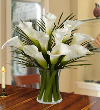 10 Calla Lily with fillers in a glass Vase. Admiring Beauty