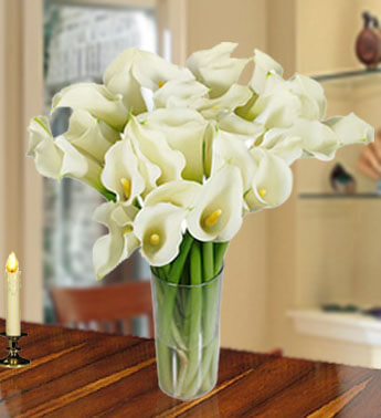 20 Stems of Calla Lilies in a glass vase. Sophistication